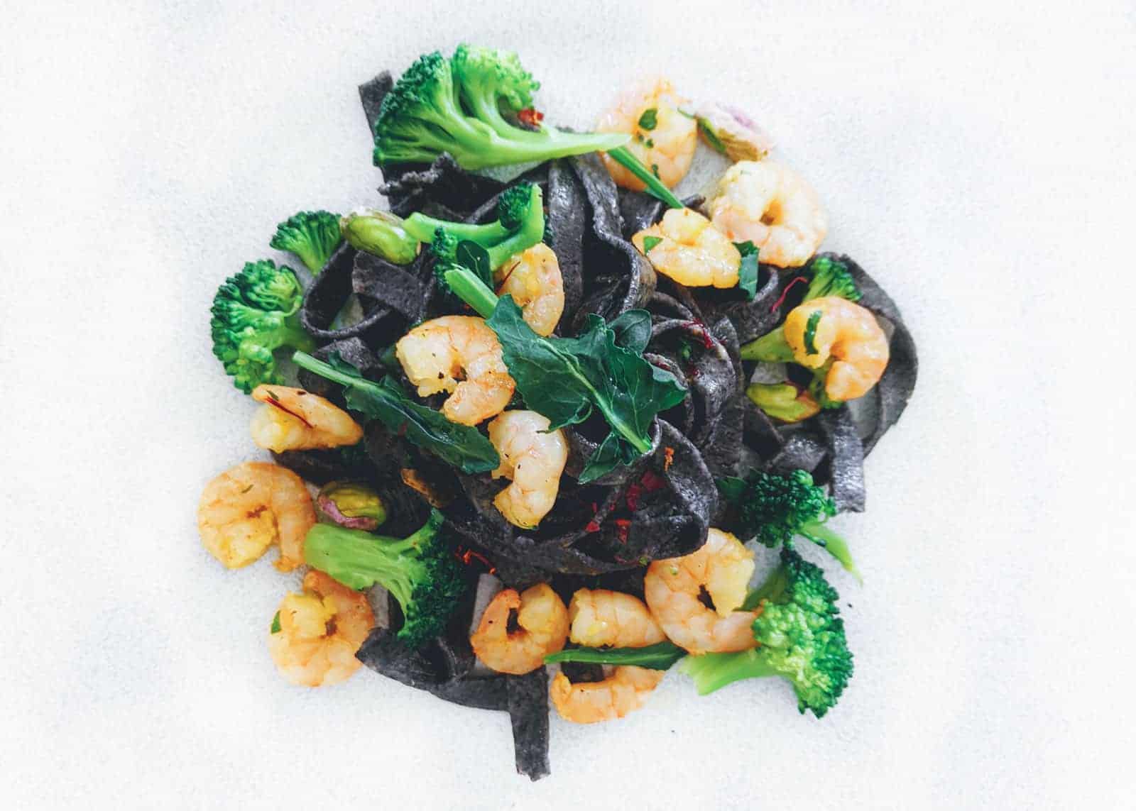 Black rice tagliatelle with prawns and broccoli - recipe